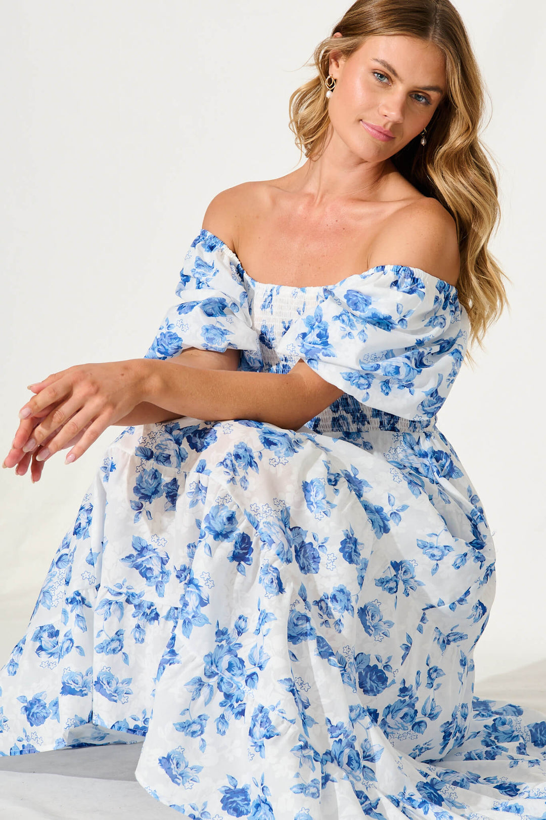 Trendige blaue blumige Midi-Kleid