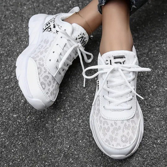 Sneakers mit Mesh-Buchstabenprint