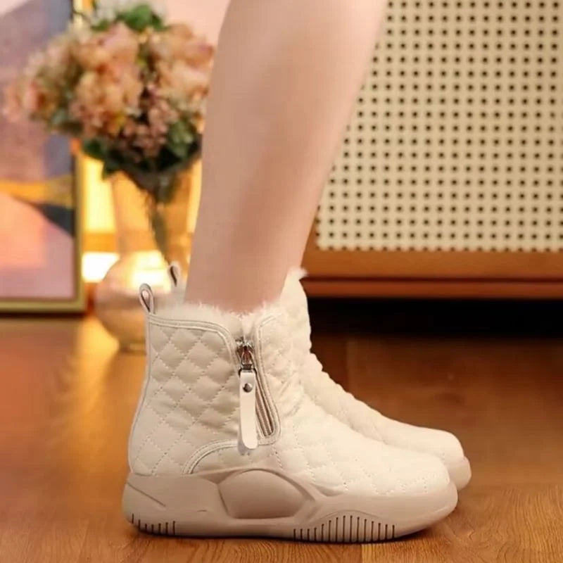 Heidi-Mode | Kurze Stiefel mit Kette An Der Seite