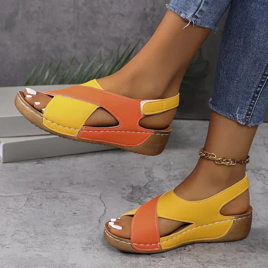 Damenschuhe mit kontrastierendem Keilabsatz