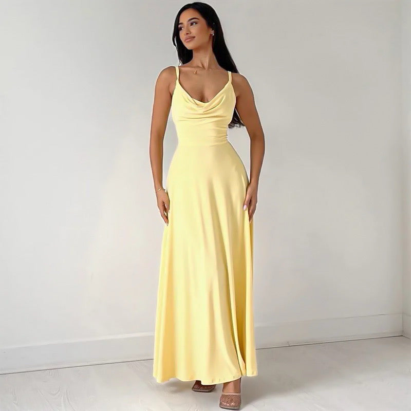 Taillierter Maxikleid mit dünnen Trägern