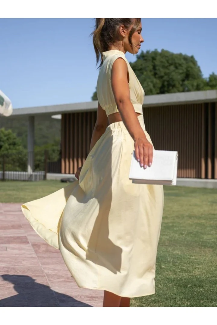 Ärmelloses, gerafftes Kleid mit Stehkragen und Ausschnitt