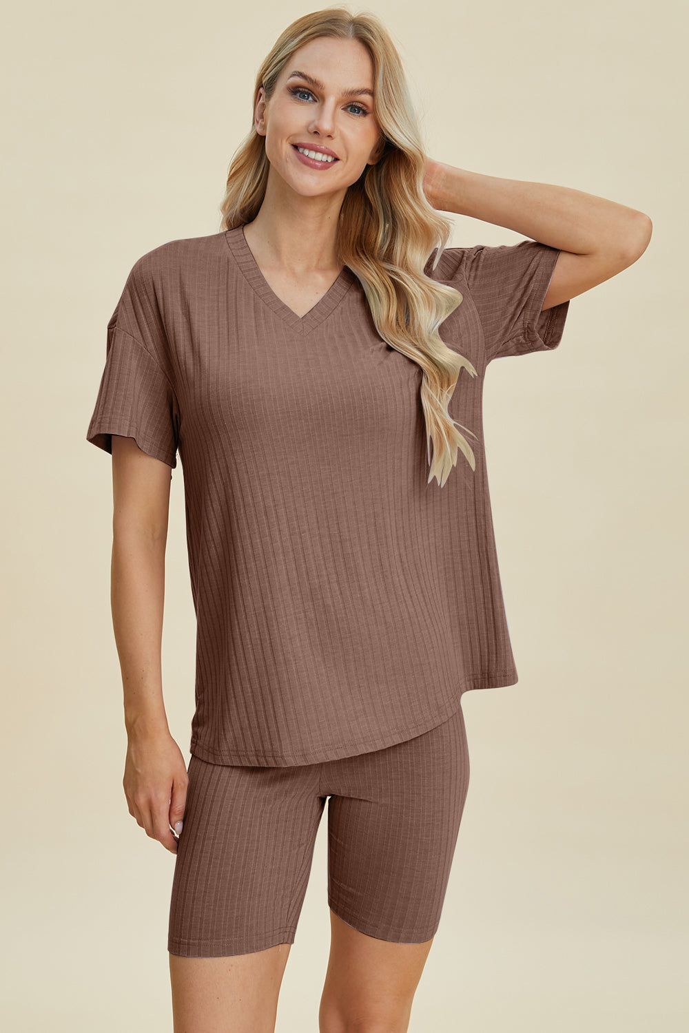 Heidi-Mode | Basic Bae Vollgröße Geripptes V-Ausschnitt Kurzarm Oberteil und Shorts Set