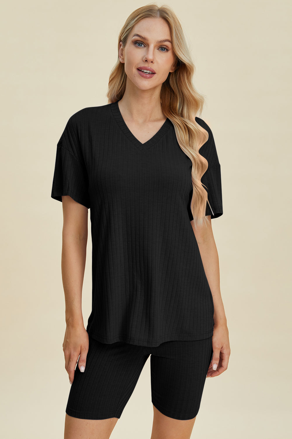 Heidi-Mode | Basic Bae Vollgröße Geripptes V-Ausschnitt Kurzarm Oberteil und Shorts Set