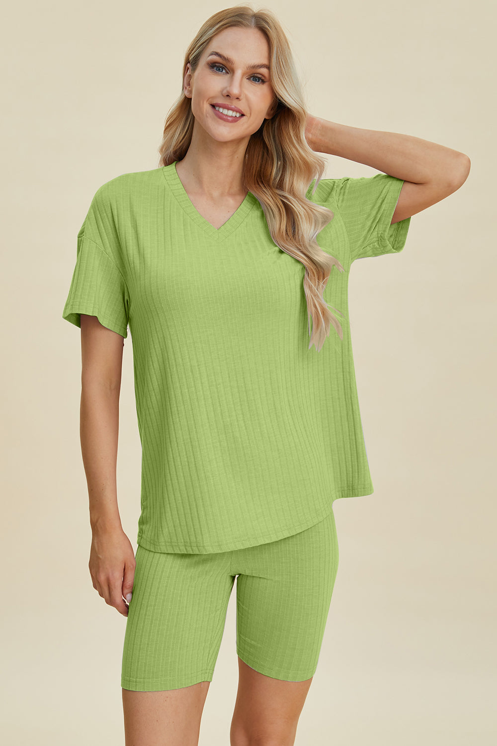 Heidi-Mode | Basic Bae Vollgröße Geripptes V-Ausschnitt Kurzarm Oberteil und Shorts Set