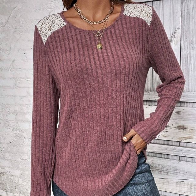 Gerippter Pullover mit Spitzendetails