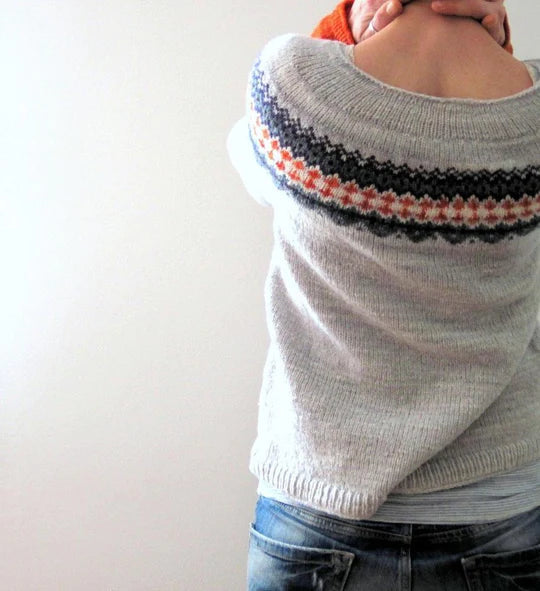 Grauer Pullover im Boho-Stil