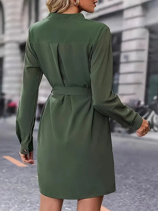 Hemdblusenkleid mit langen Ärmeln und V-Ausschnitt und Gürtel