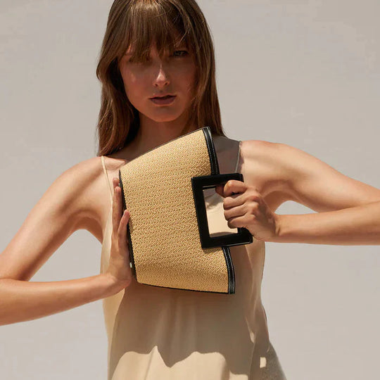 clutch met textuur en opvallend handvat