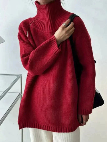 Einfarbiger roter Pullover mit hohem Kragen