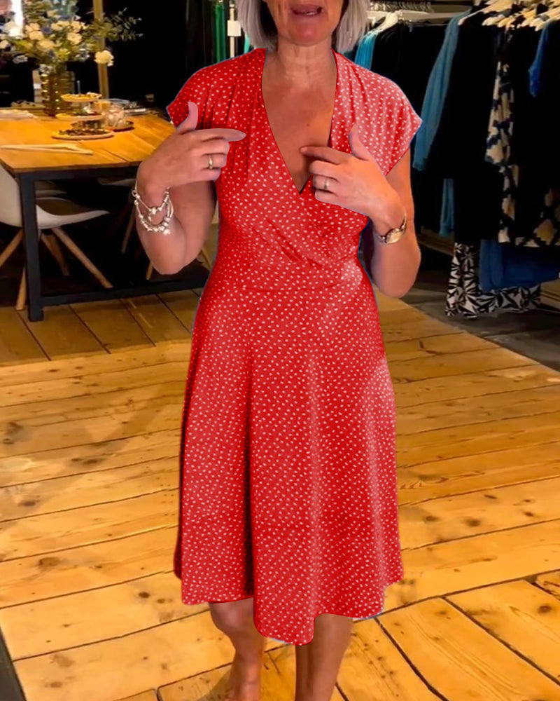 Heidi-Mode | Kurzarmiges Gepunktetes Kleid mit V-Ausschnitt