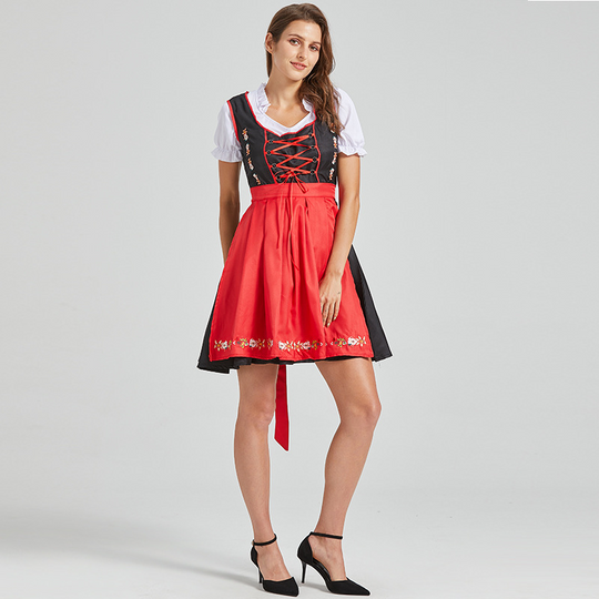 Schwarz in roter Tracht