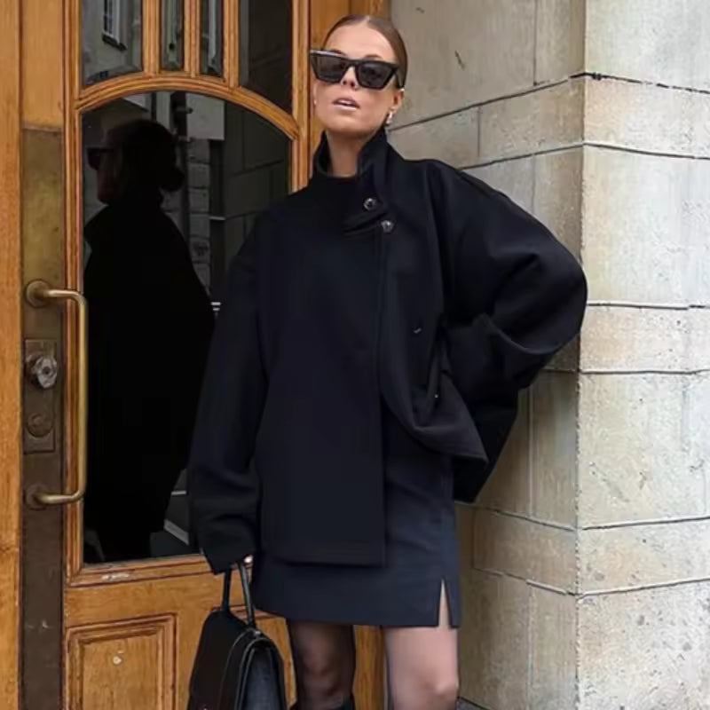 Heidi-Mode | Kurzjacke - Hoher Kragen mit asymmetrischem Knopfverschluss