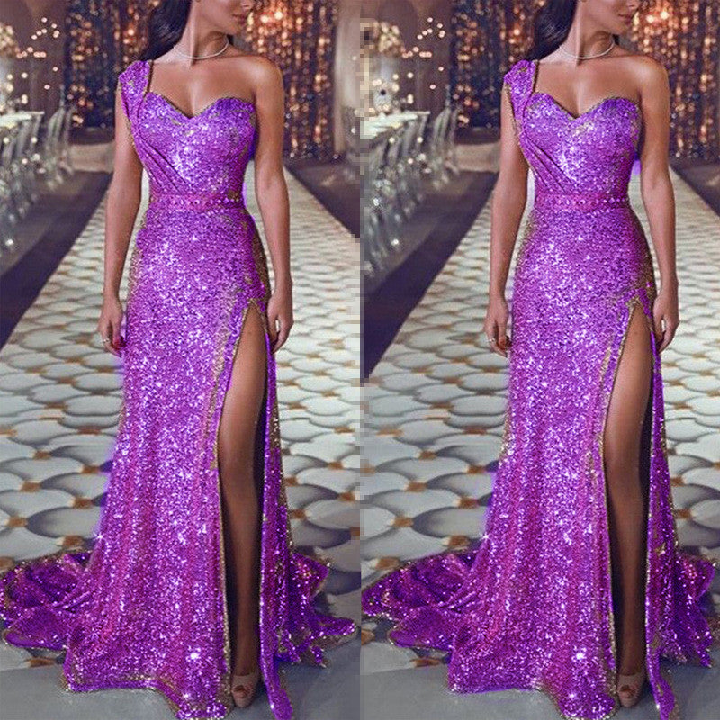ärmloses braunes Kleid mit Schlitz langer Rock