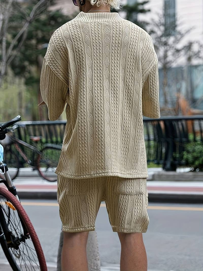 mit V-Ausschnitt und passender Shorts - Johann
