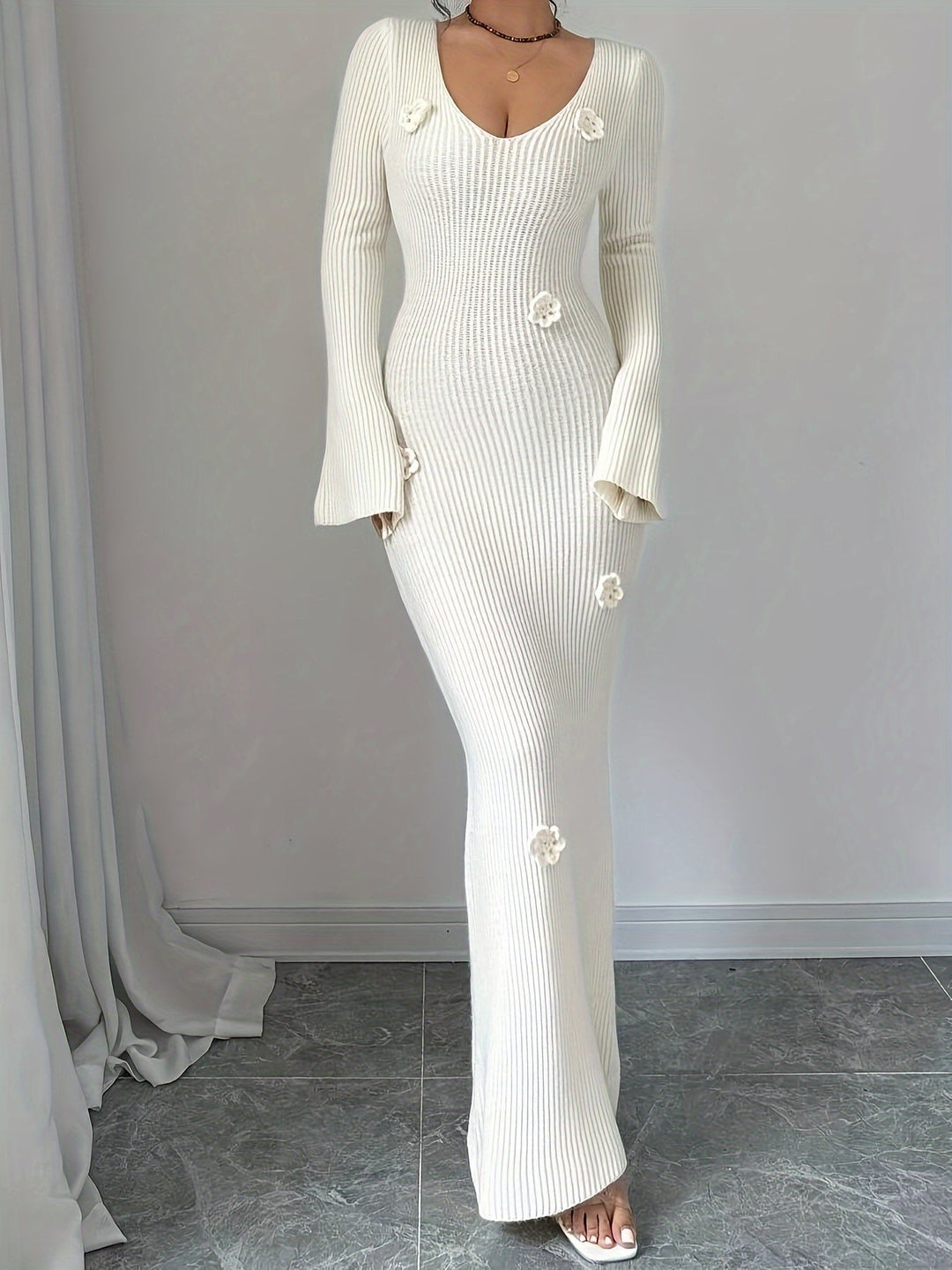 Heidi-Mode | Pulloverkleid mit Blumenapplikation für Damen – Polyesterstrickstoff, U-Ausschnitt, einfarbig, lange Ärmel, gestricktes Kreuzkonturdesign