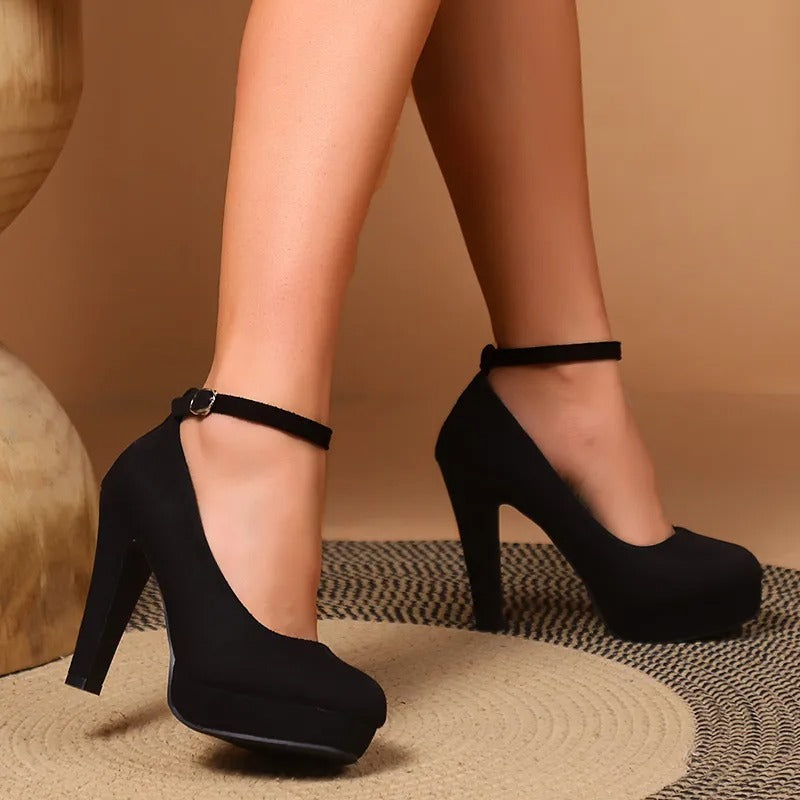 Stilvolle und attraktive Schuhe mit hohen Absätzen
