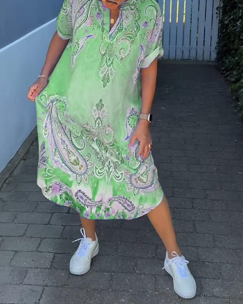 Kleid mit V-Ausschnitt und umgeschlagenen Ärmeln