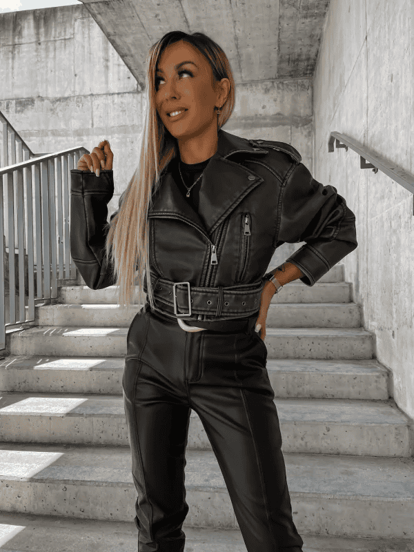 Stylische Damenjacke aus Lederimitat mit Gürtel