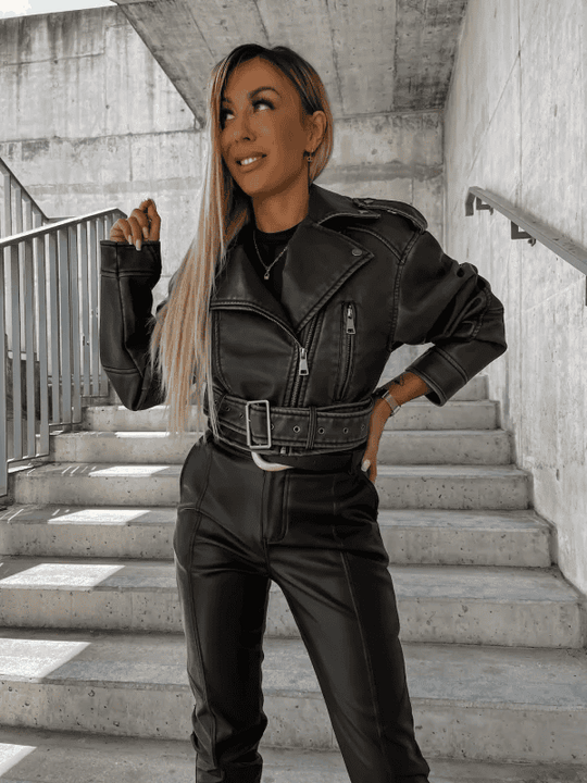 Stylische Damenjacke aus Lederimitat mit Gürtel