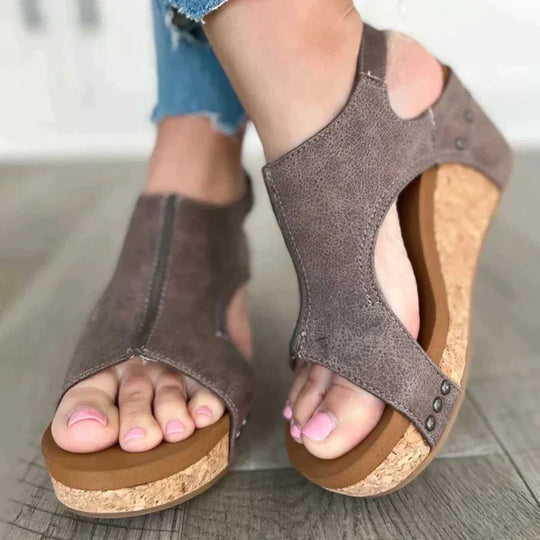 Heidi-Mode | Elegante Sandalen mit Keilabsatz