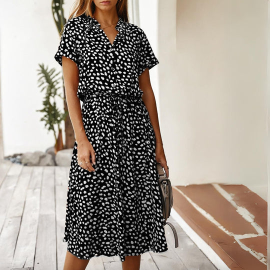 Gepunktetes Hemdblusenkleid mit Bindegürtel an der Taille