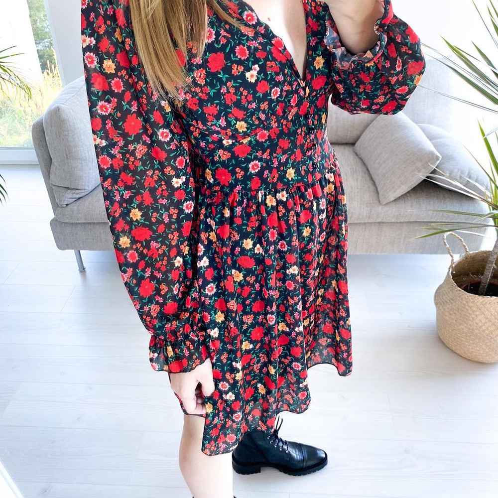 Rotes Mini-Blumenkleid