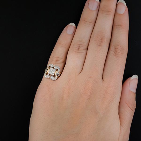 ring met diamanten middenstuk