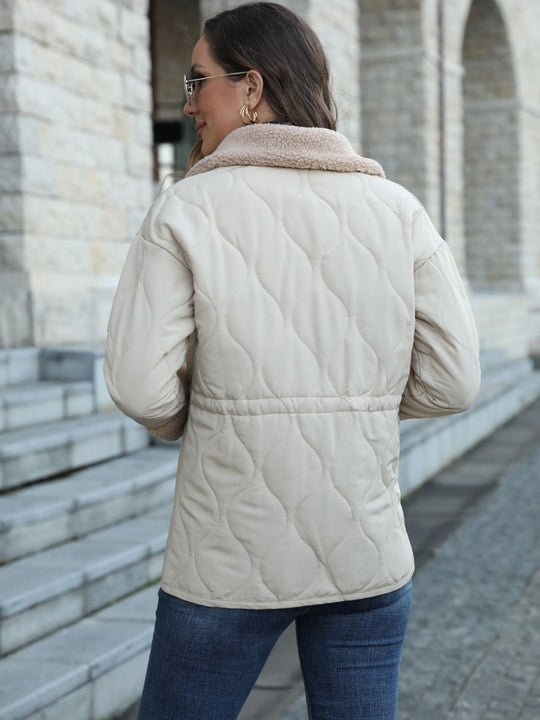 Jacke mit Kragen und Druckknopfverschluss