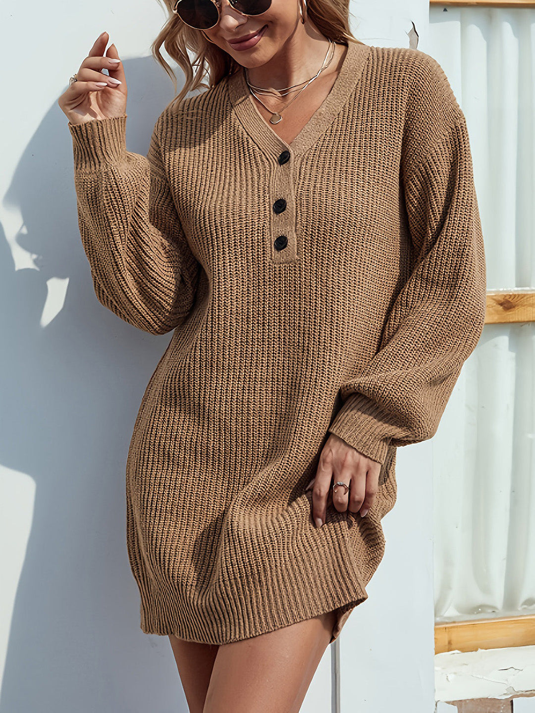 Heidi-Mode - Schickes Herbst Karamell Mini Pullover Kleid mit V-Ausschnitt für Frauen