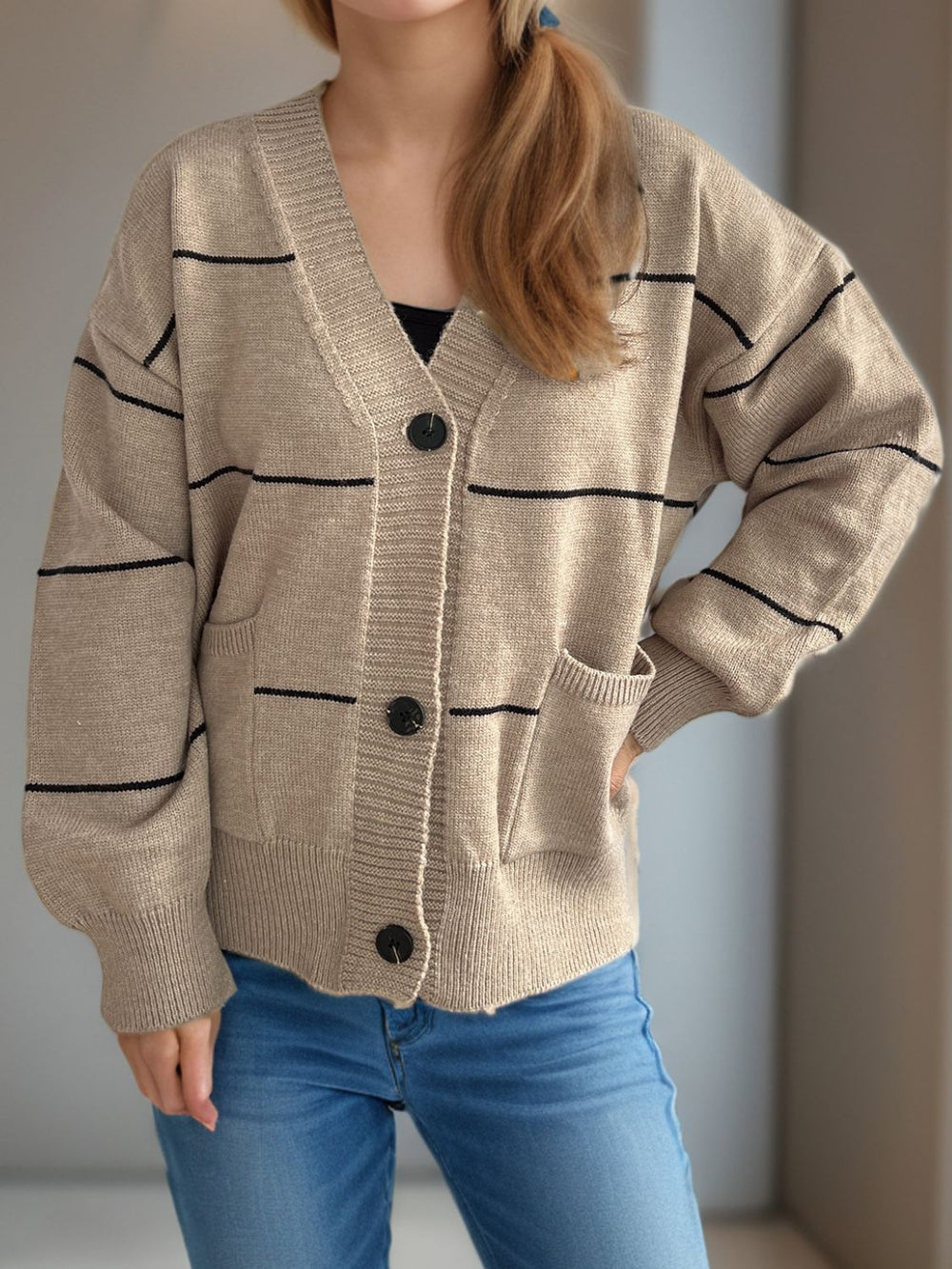 Heidi-Mode | Legere Strickjacke mit langen Ärmeln, V-Ausschnitt, Knöpfen und Streifen