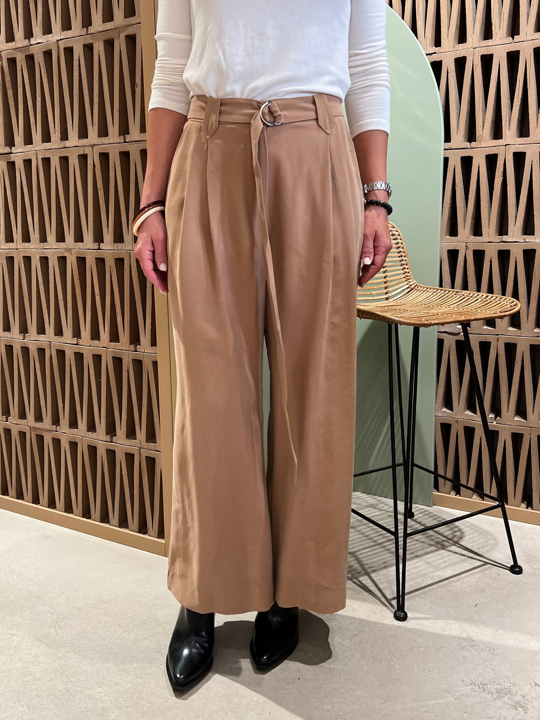 LEG PANTS WITH BELT "PASAS" CAMEL