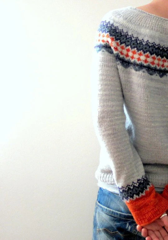 Grauer Pullover im Boho-Stil