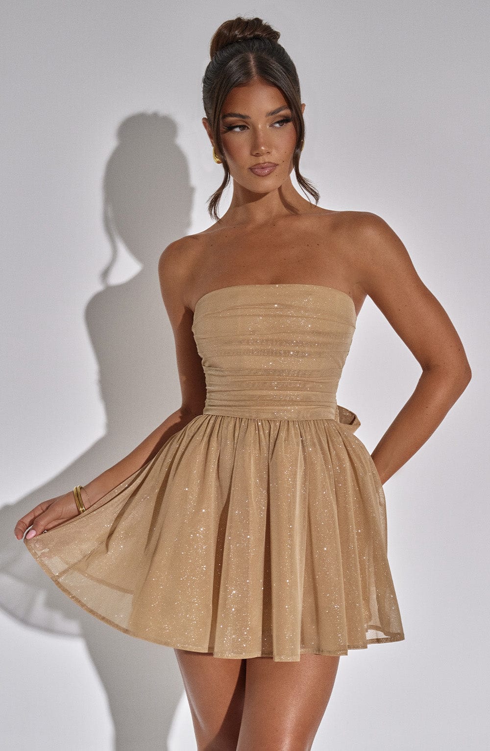 Trendiges goldkleid mit glitzer