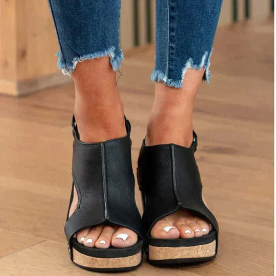 Heidi-Mode | Elegante Sandalen mit Keilabsatz