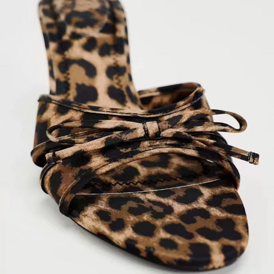 Heidi-Mode | High-Heeled Slippers mit Leopardenmuster