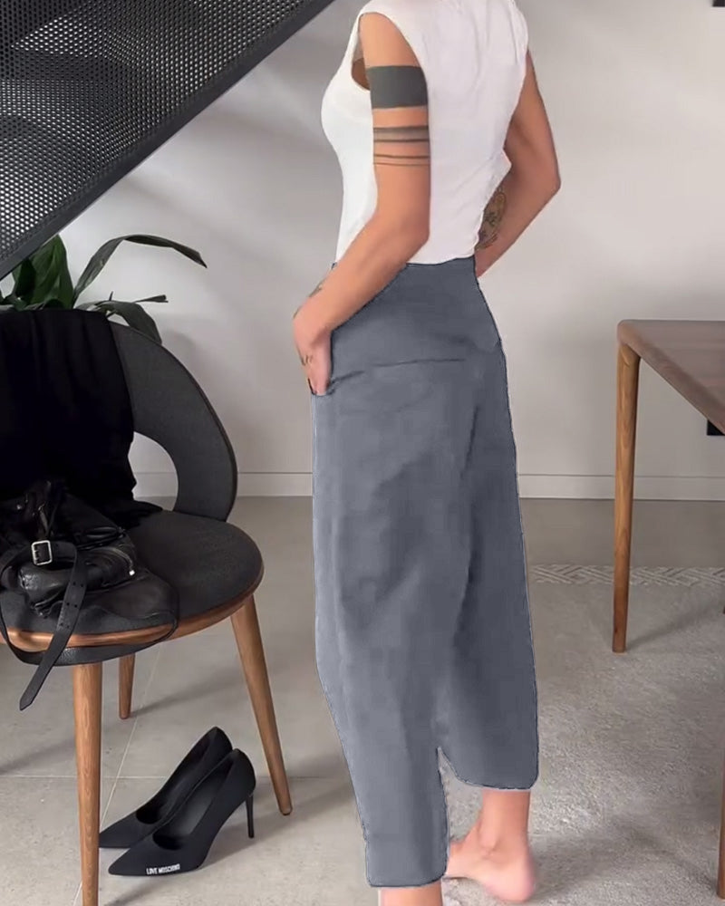 Heidi-Mode | Hochtaillierte Schwarze Hosen mit Querliegender Knopfverschluss