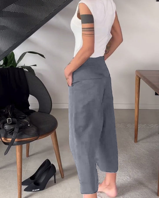 Heidi-Mode | Hochtaillierte Schwarze Hosen mit Querliegender Knopfverschluss
