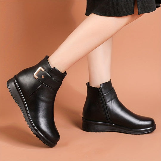 Heidi-Mode | Einfarbige Damenstiefel mit Schnallenverzierung und Reißverschluss