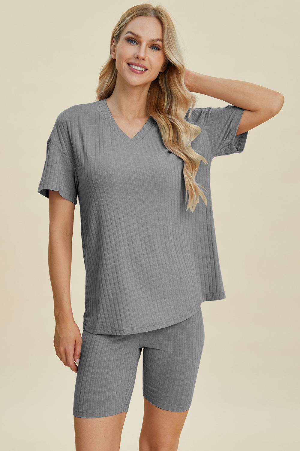 Heidi-Mode | Basic Bae Vollgröße Geripptes V-Ausschnitt Kurzarm Oberteil und Shorts Set
