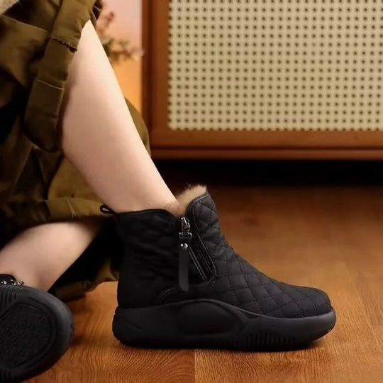 Heidi-Mode | Kurze Stiefel mit Kette An Der Seite