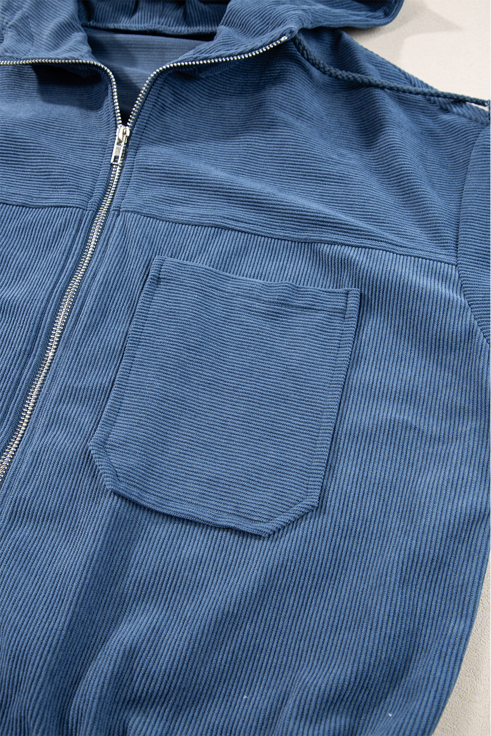 Blaugrüne Cordjacke Mit Kordelzug Und Kapuze Und Reißverschluss