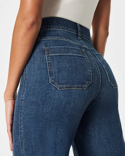 – Figurformende, verkürzte Jeans mit weitem Bein