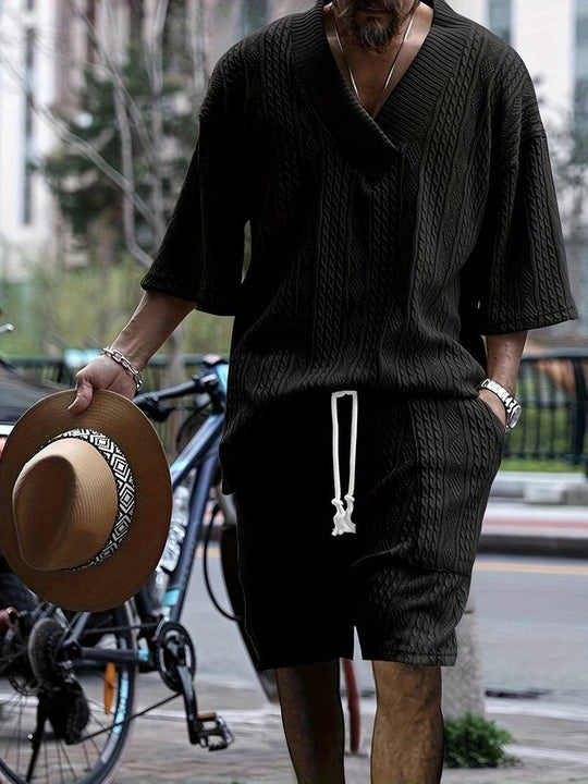 mit V-Ausschnitt und passender Shorts - Johann
