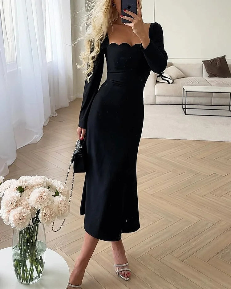 Elegantes Kleid mit gewelltem Ausschnitt