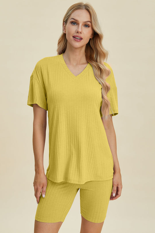 Heidi-Mode | Basic Bae Vollgröße Geripptes V-Ausschnitt Kurzarm Oberteil und Shorts Set