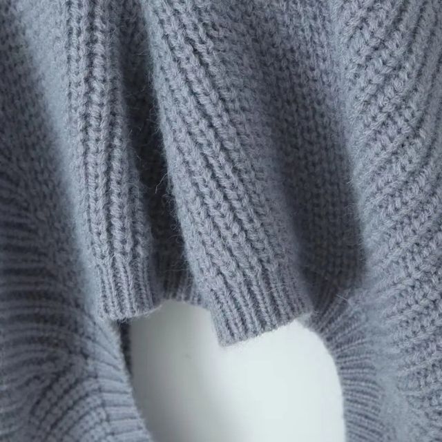 Schulterfreier Crop-Pullover mit Rollkragen