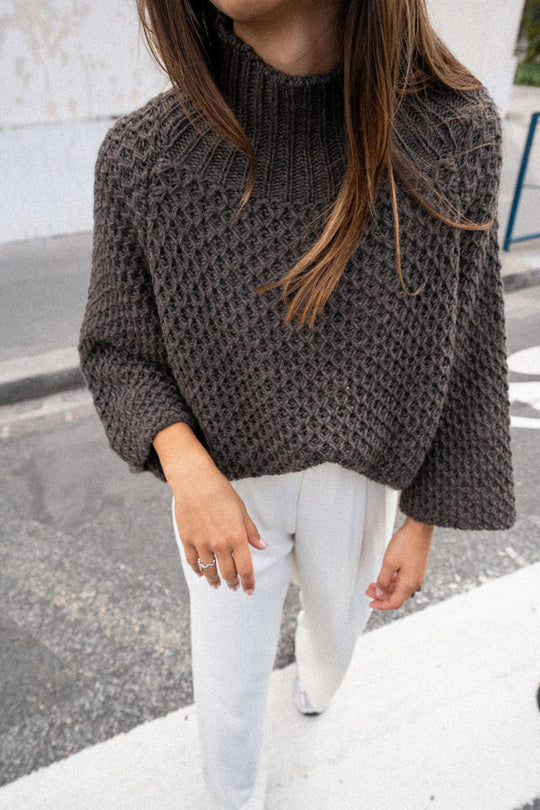 Heidi-Mode | Gemütlicher brauner kurzärmeliger Kaschmirrollkragenpullover Ideal für den Winter