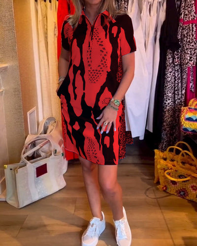 Elin-Kleid mit kurzen Ärmeln und Kragenaufdruck
