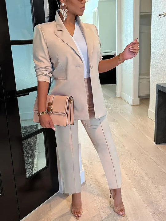 Elegantes Set bestehend aus einem robusten Blazer und einer Hose